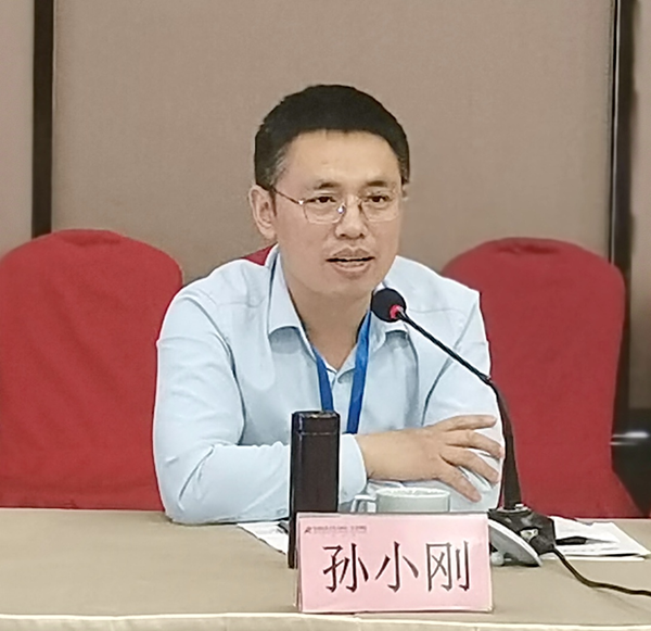 继续教育学院副院长孙小刚主持会议